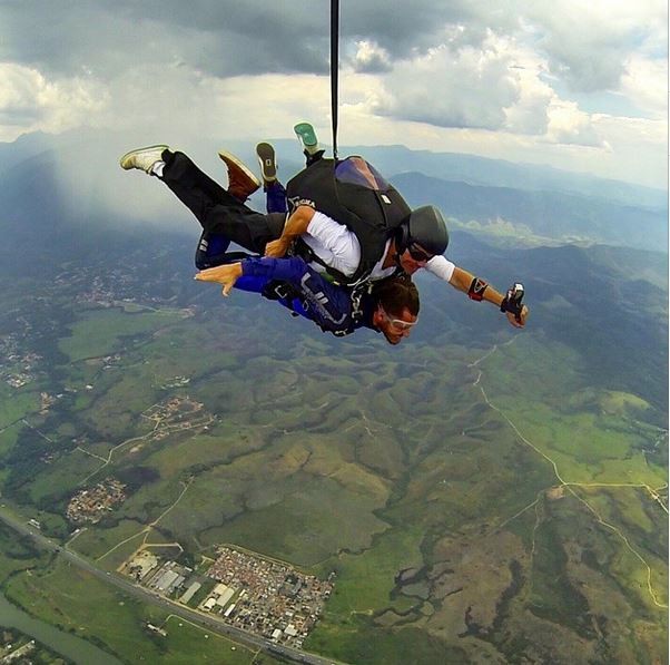 Klebber Toledo pula de paraquedas (Foto: Reprodução / Instagram)