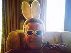 Arnold Schwarzenegger posta foto com orelhas de coelhinho da Páscoa
