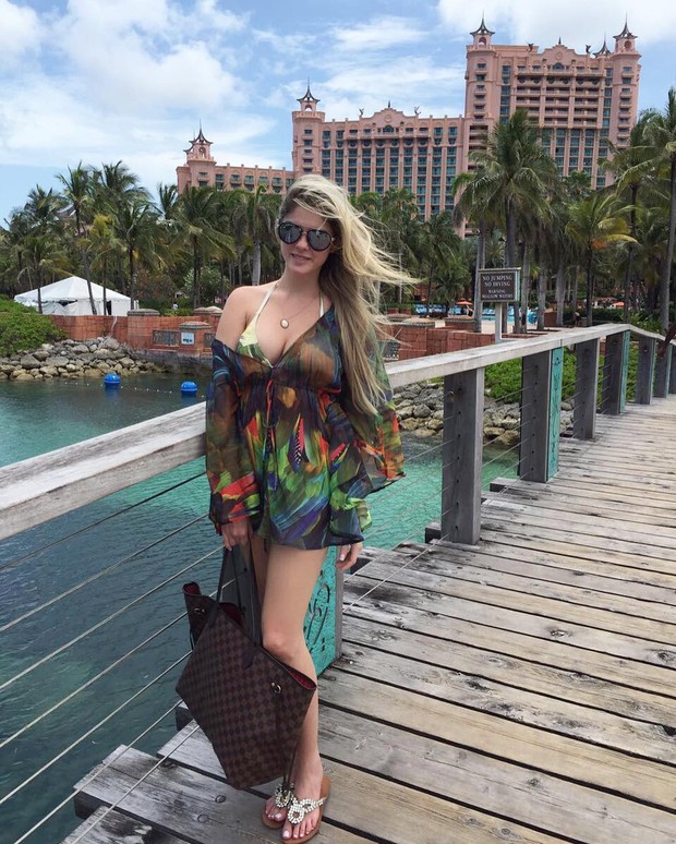 EGO Bárbara Evans posa com as pernas de fora durante viagem nas Bahamas notícias de Famosos