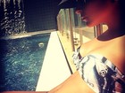 Claudia Leitte mostra barriga lisinha à beira da piscina