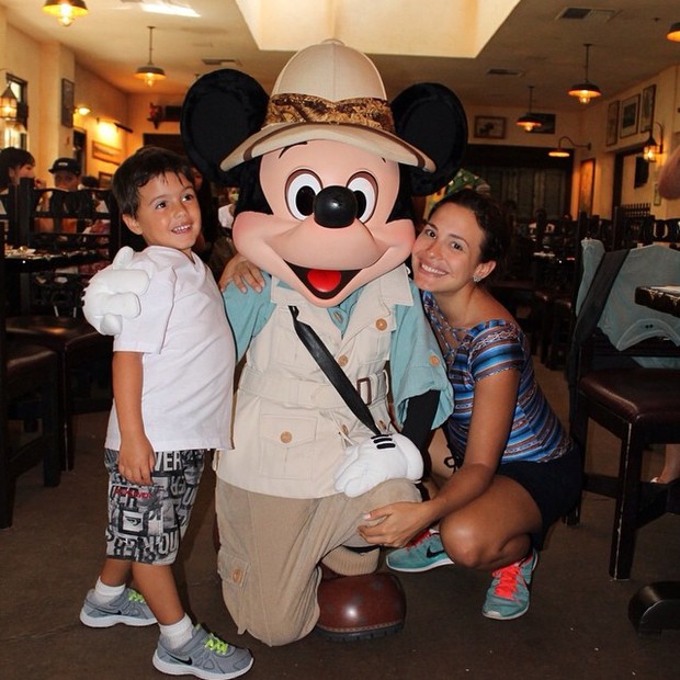 Juliana Knust e o filho Matheus, na Disney (Foto: Reprodução do Instagram)