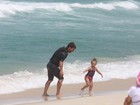 Em família: Mario Frias curte praia no Rio com a mulher, Juliana e com a filha, Laura