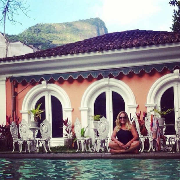 Susana Vieira na piscina em bastidores de gravação (Foto: Reprodução/ Instagram)