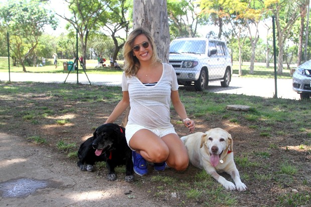 Luiza Mell participa de encontro entre grávidas e cães em SP (Foto: Thiago Duran/AgNews)