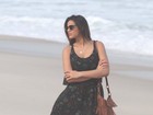 De vestidinho, Bruna Marquezine grava novela na praia