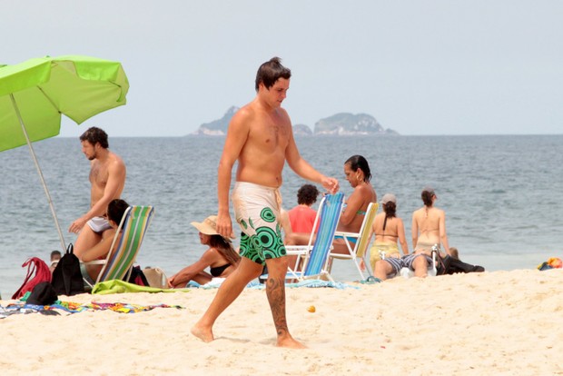 Felipe Dylon na praia de Ipanema (Foto: AgNews / AgNews)