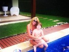 Dia família: Val Marchiori aproveita a piscina ao lado do filho