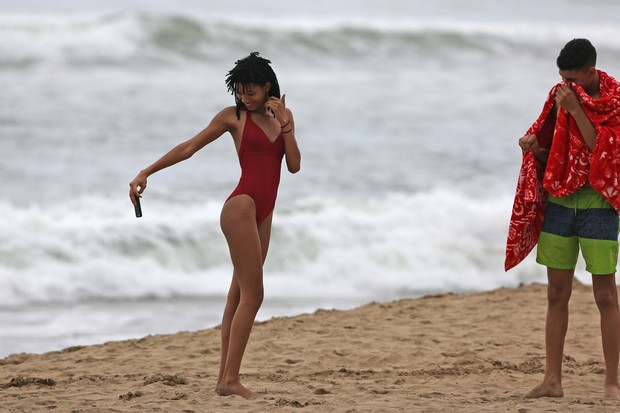 Willow Smith vai a praia com suposto namorado (Foto: Grosby Group)