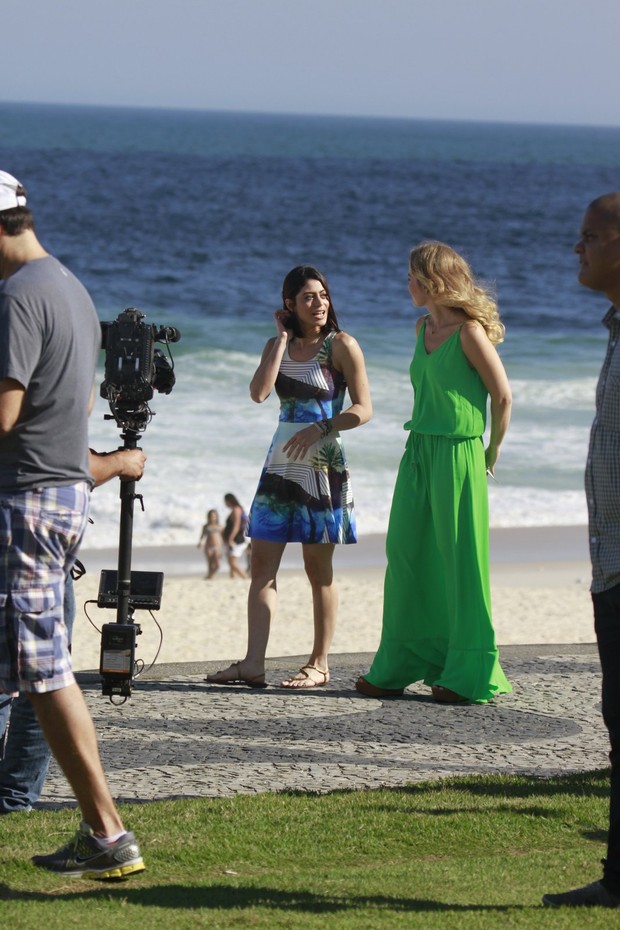 Carol Castro e Angélica gravam na praia (Foto: Dilson Silva / AgNews)