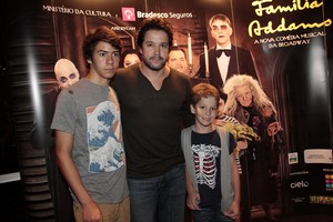 Murilo Benício com os filhos na estreia do musical "A Família Addams" (Foto: Isac Luz / EGO)