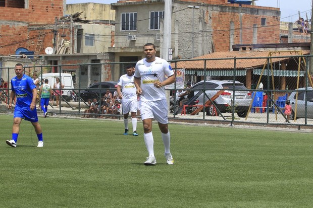 Naldo joga futebol (Foto: Wallace Barbosa e Delson SilvaAgNews)