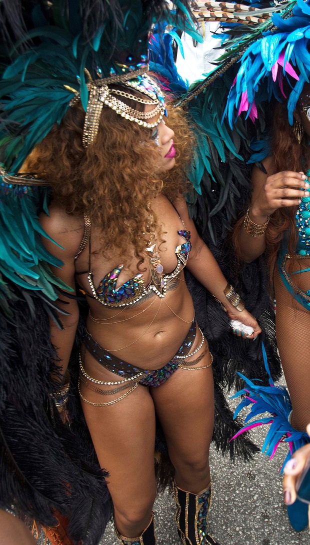 Rihanna se diverte no carnaval de Barbados (Foto: AKM)