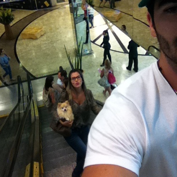 Adriana e Rodrigão passeiam em shopping com cachorro (Foto: Reprodução/Instagram)