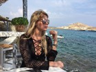 Bárbara Evans se despede da Grécia com look decotado 