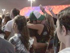 Thiago Rodrigues e ex-BBB Marien trocam beijos quentes no Rock in Rio