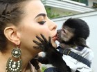 Rayanne Morais ganha beijo na boca de macaco de estimação