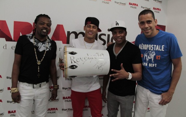 Neymar com Xande, do Revelação, e amigos em bastidores de show do grupo no Rio (Foto: Isac Luz/ EGO)