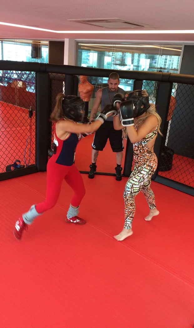 Geisy Arruda e Solange Frazão em aula de MMA (Foto: Arquivo pessoal/Divulgação)