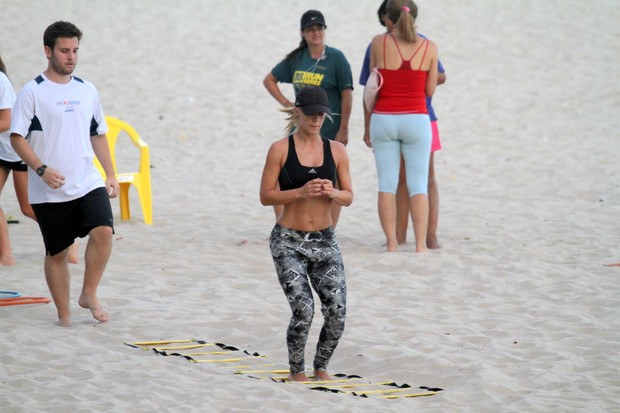 Carolina Dieckmann se exercita na praia (Foto: Dilson Silva / Agnews)