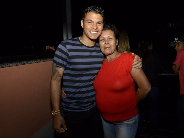 Thiago Silva com a mãe, Angela, em show no Rio (Foto: Léo Marinho/ Ag. News)