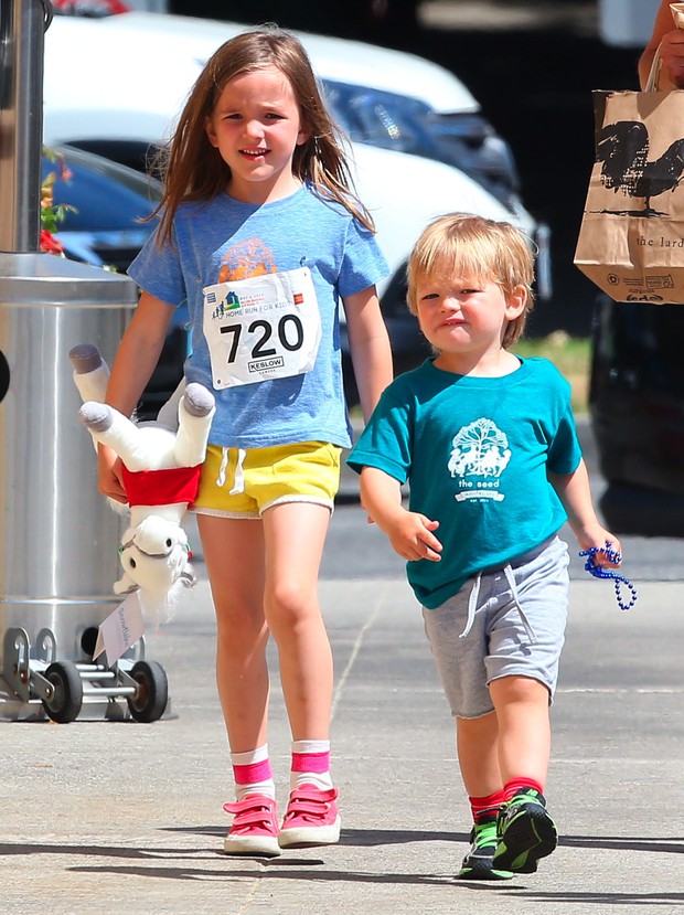 X17 - Samuel e Seraphina, filhos de Jennifer Garner, em Brentwood, na Califórnia, nos Estados Unidos (Foto: X17online/ Agência)