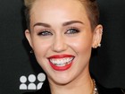 Rapper? Miley Cyrus usa acessório dourado nos dentes