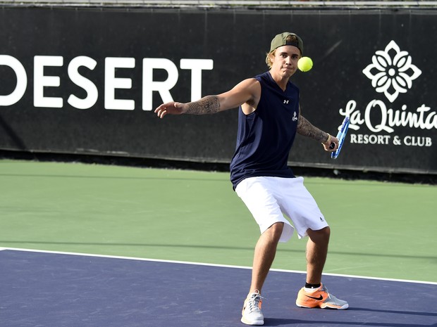 Justin Bieber joga tênis em evento beneficente na Califórnia, nos Estados Unidos (Foto: Frazer Harrison/ Getty Images/ AFP)