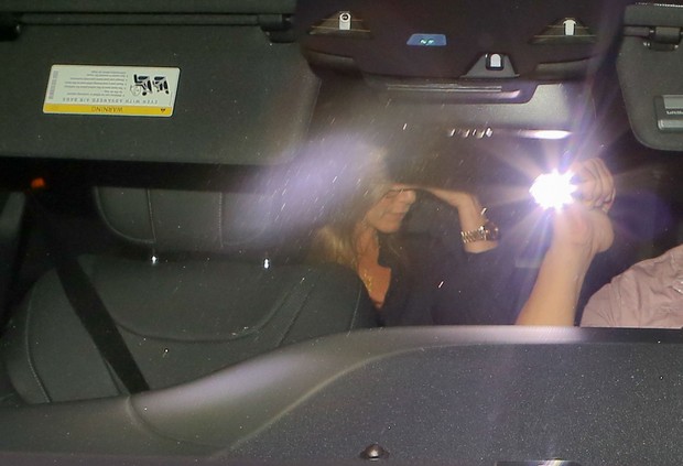 X17 - Jennifer Aniston dentro do carro (Foto: X17 / Agência)