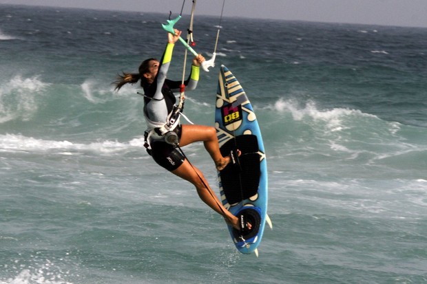 Cristiane Dias pratica kitesurf no Rio (Foto: Marcos Ferreira/AgNews)