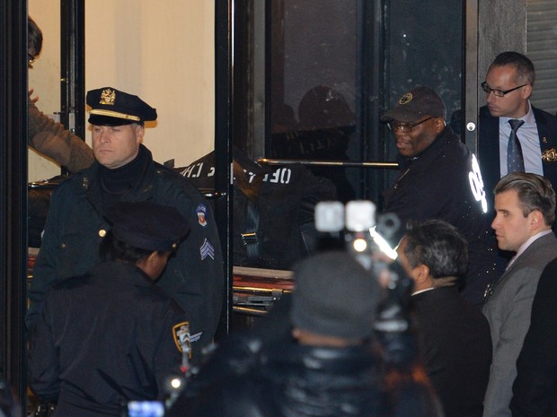 Corpo de Philip Seymour Hoffman é retirado de seu apartamento em Nova York, nos Estados Unidos (Foto: Stan Honda/ AFP)