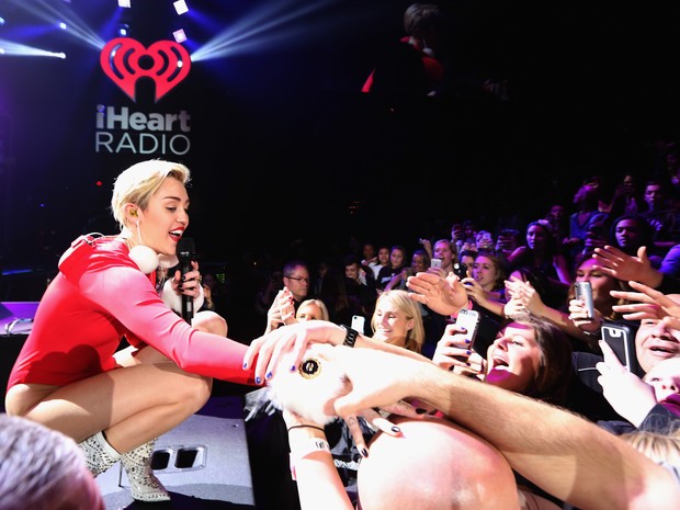 Miley Cyrus se apresenta em St. Paul, nos Estados Unidos (Foto: Tasos Katopodis/ Getty Images/ AFP)