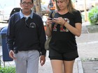 Fernanda Gentil passeia no Rio com look despojado e pernas de fora
