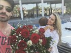 Adriana Sant'anna ganha surpresa de Rodrigão e filho no aeroporto