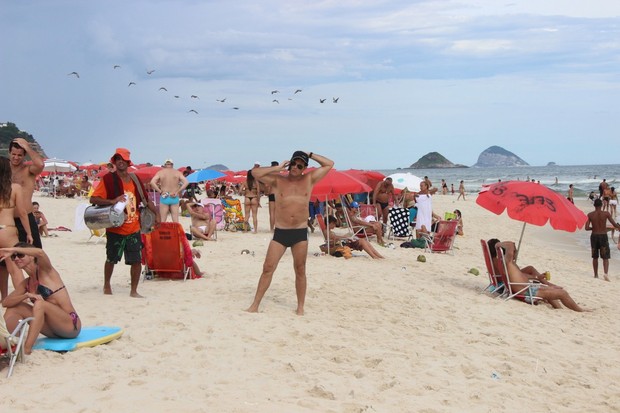 Sérgio Mallandro na praia da Barra (Foto: Eli Junior / AgNews)