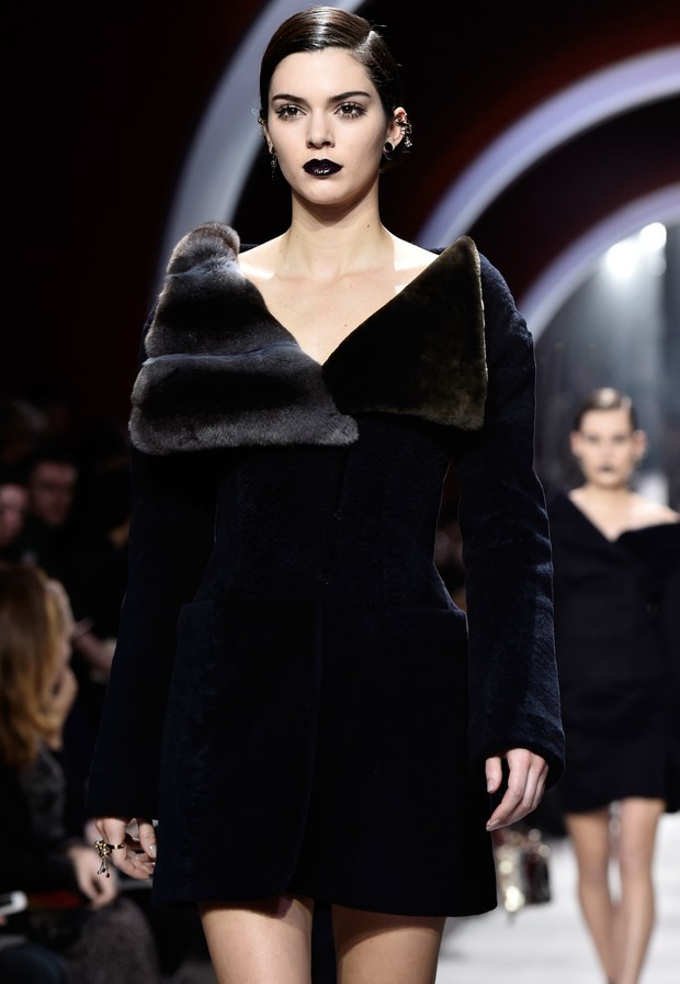 Kendall Jenner desfila para Christian Dior na semana de moda de Paris (Foto: Getty Images)