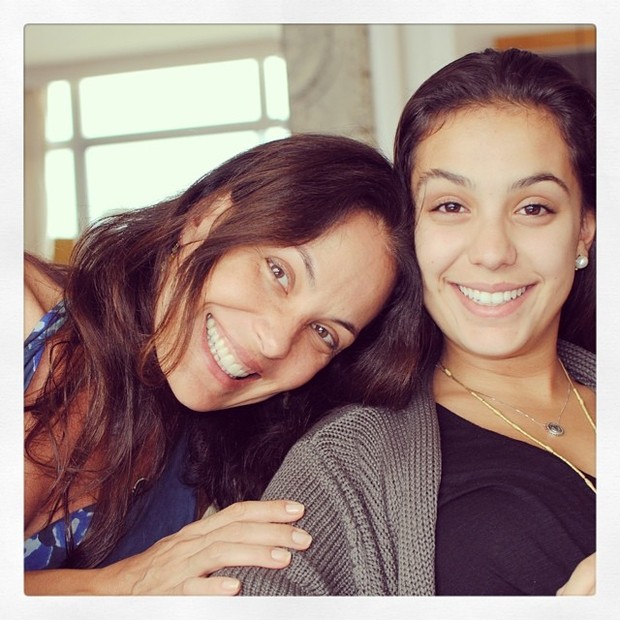 Carolina Ferraz e a filha (Foto: Instagram)