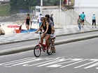 Thiago Rodrigues curte dia na orla do Rio com mulher e o filho