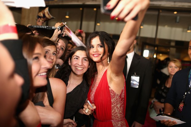 Selena Gomez tira fotos com fãs em première de filme em Los Angeles, nos Estados Unidos (Foto: Christopher Polk/ Getty Images/ AFP)
