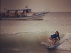 Carol Castro mostra que é boa no surf ao postar foto na web