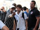 Alexandre Pato atende torcedores do Corinthians em aeroporto