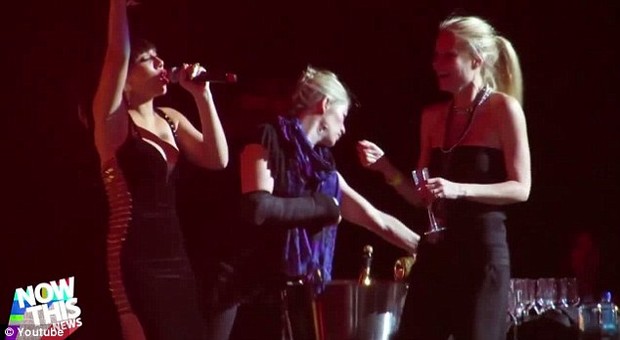 Gwyneth Paltrow dança no palco com Jay-Z e Coldplay (Foto: YouTube / Reprodução)