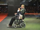 Arlindo Cruz se apresenta de cadeira de rodas em festival de samba