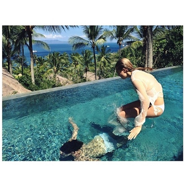 Cara Delevingne com o amigo Sebastian Faena em Bali, na Indonésia (Foto: Instagram/ Reprodução)