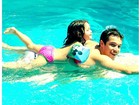 Jayme Matarazzo nada em piscina com a irmãzinha Maysa