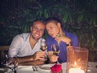 David Brazil posta foto em jantar 'romântico' ao lado de Roger Flores