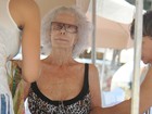 Aos 87 anos, duquesa de Alba curte praia em Ibiza com biquíni de oncinha