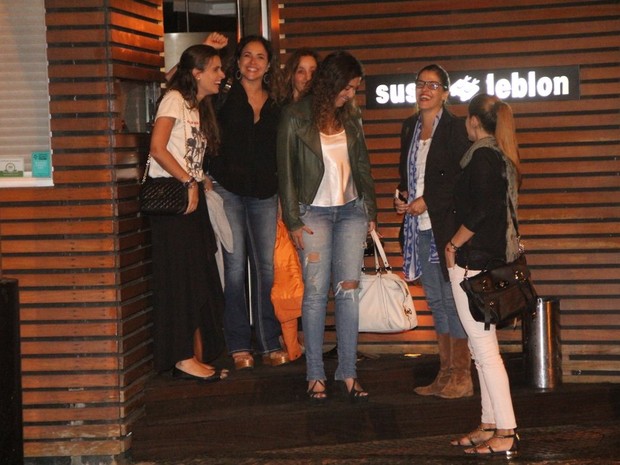 Daniela Mercury e Malu Verçosa com amigas em restaurante na Zona Sul do Rio (Foto: Rodrigo dos Anjos/ Ag. News)