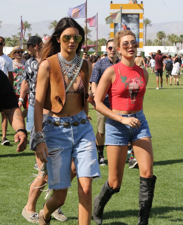 Kendall Jenner e Hailey Baldwin no festival de música Coachella (Foto: X17)
