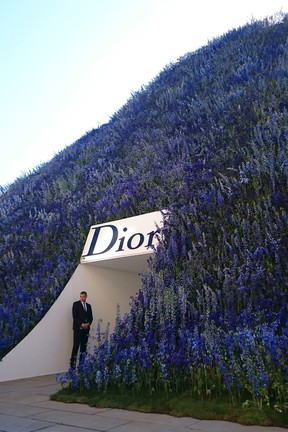 Entrada do desfile da Dior, em Paris (Foto: Getty Images)