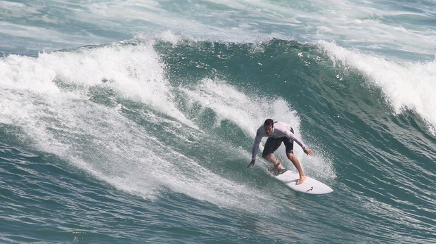 Vladimir Brichta surfa na Praia da Macumba, RJ (Foto: Delson Silva / Agnews)